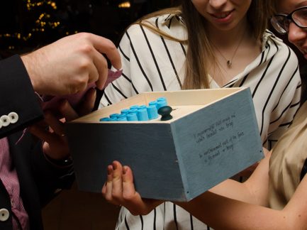 Účastníci otevírají šuplík Mystery Boxu se zkumavkami