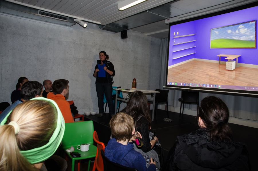 Lektorka vede diskusi se skupinou před projekcí
