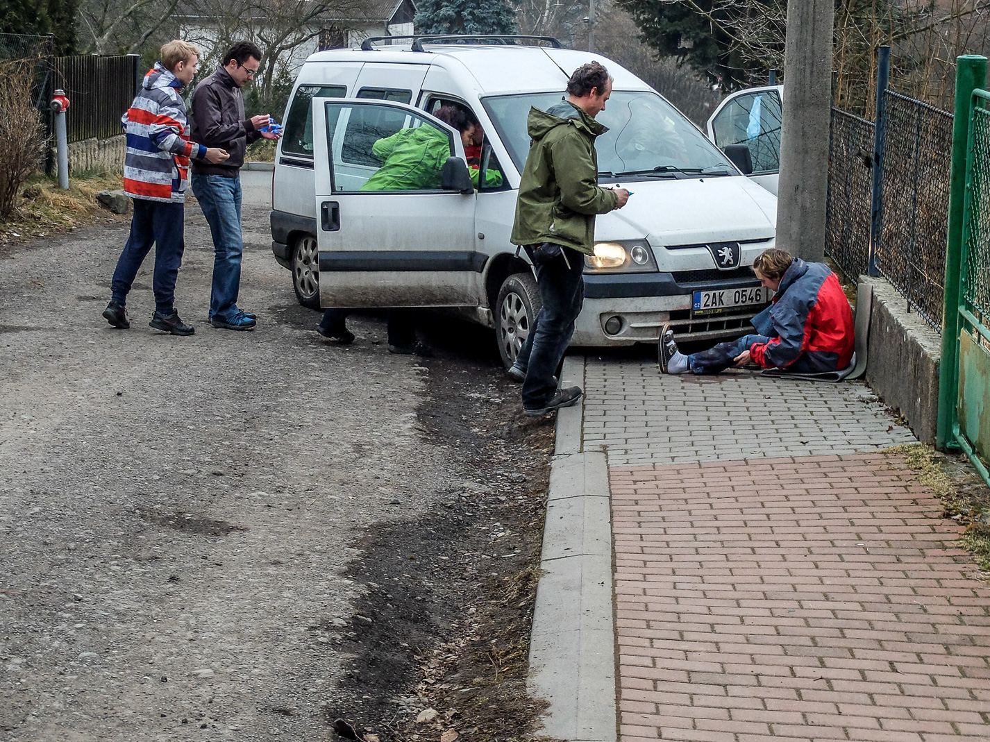 Simulovaná nehoda u auta, účastníci poskytují první pomoc